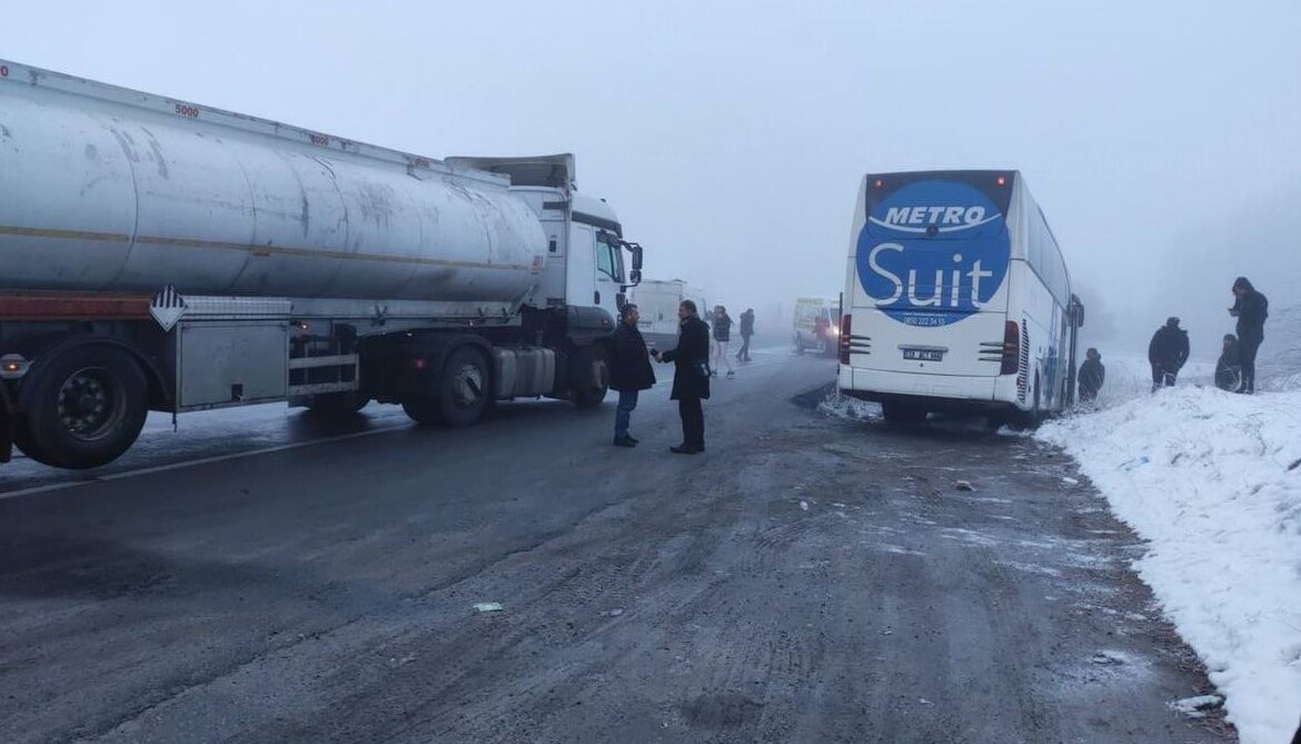 TRAFİĞE KAPANAN YOLDA YOLCU OTOBÜSÜ DE KAZAYA KARIŞTI