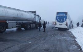 TRAFİĞE KAPANAN YOLDA YOLCU OTOBÜSÜ DE KAZAYA KARIŞTI