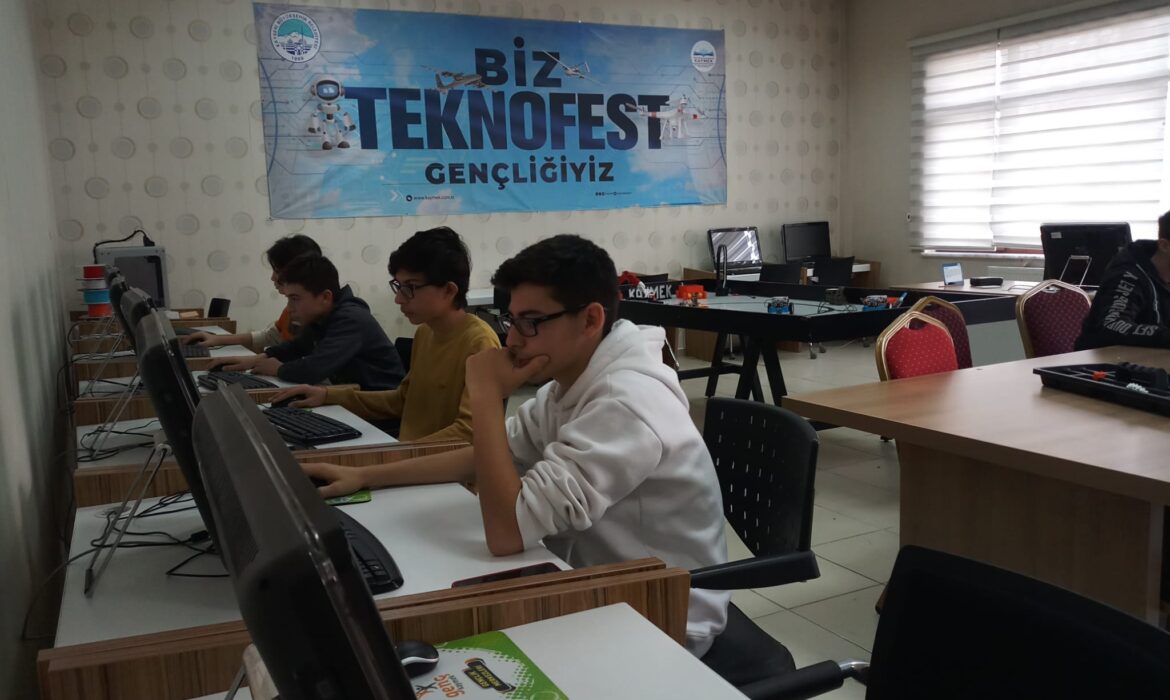 ROBOTİK KODLAMA ÖĞRENİP TEKNOFEST’E HAZIRLANIYORLAR