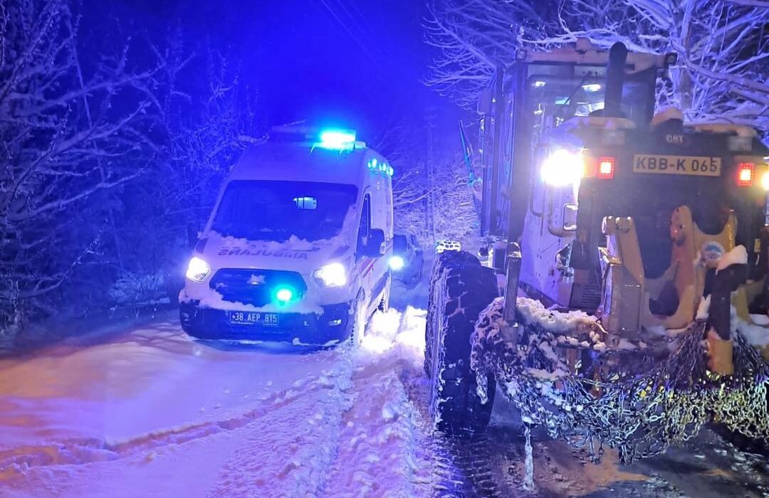 SARIZ’DA MAHSUR KALAN AMBULANSIN YOLU AÇILDI